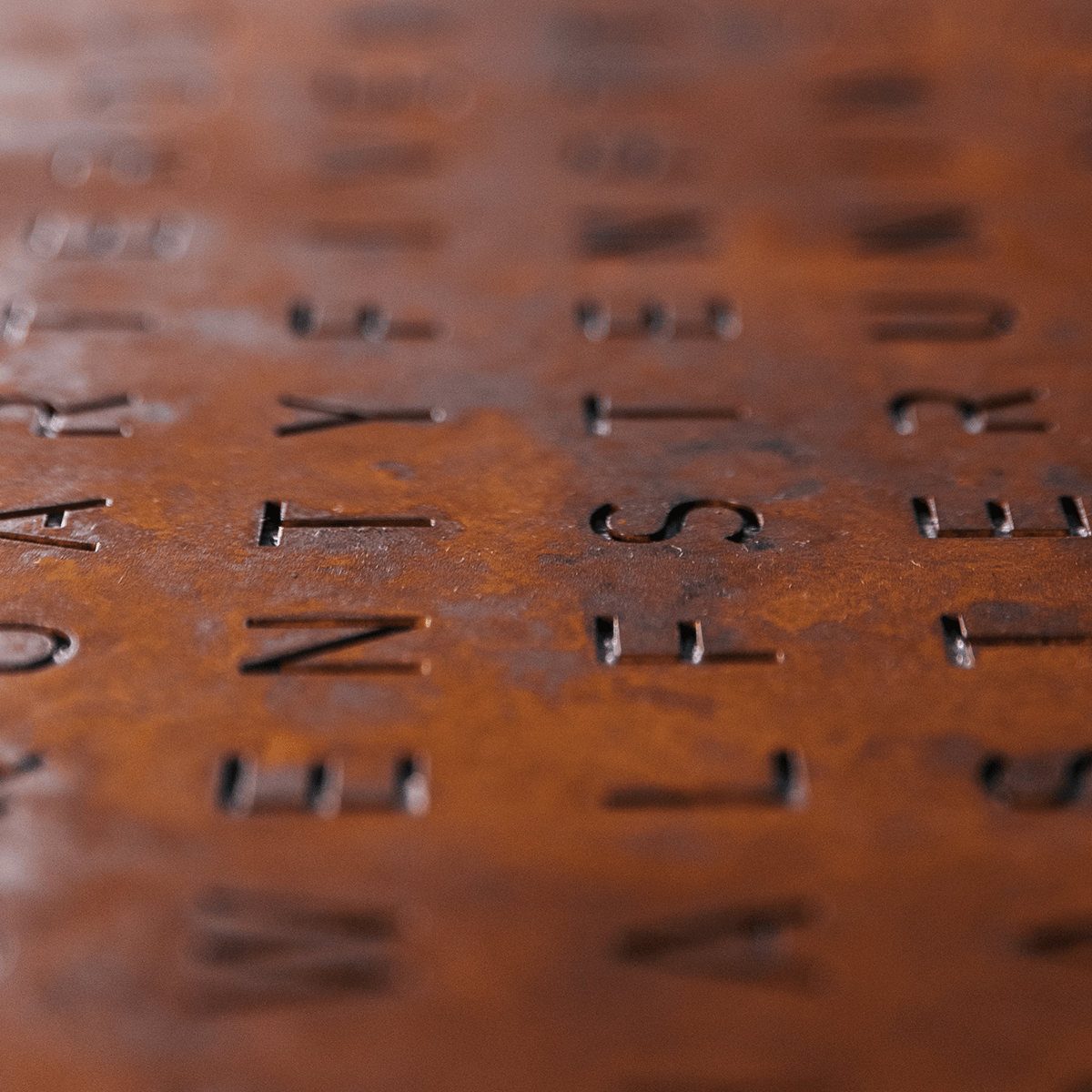 QLOCKTWO LG4RT QLOCKTWO EARTH 90 Creator's Edition Rust