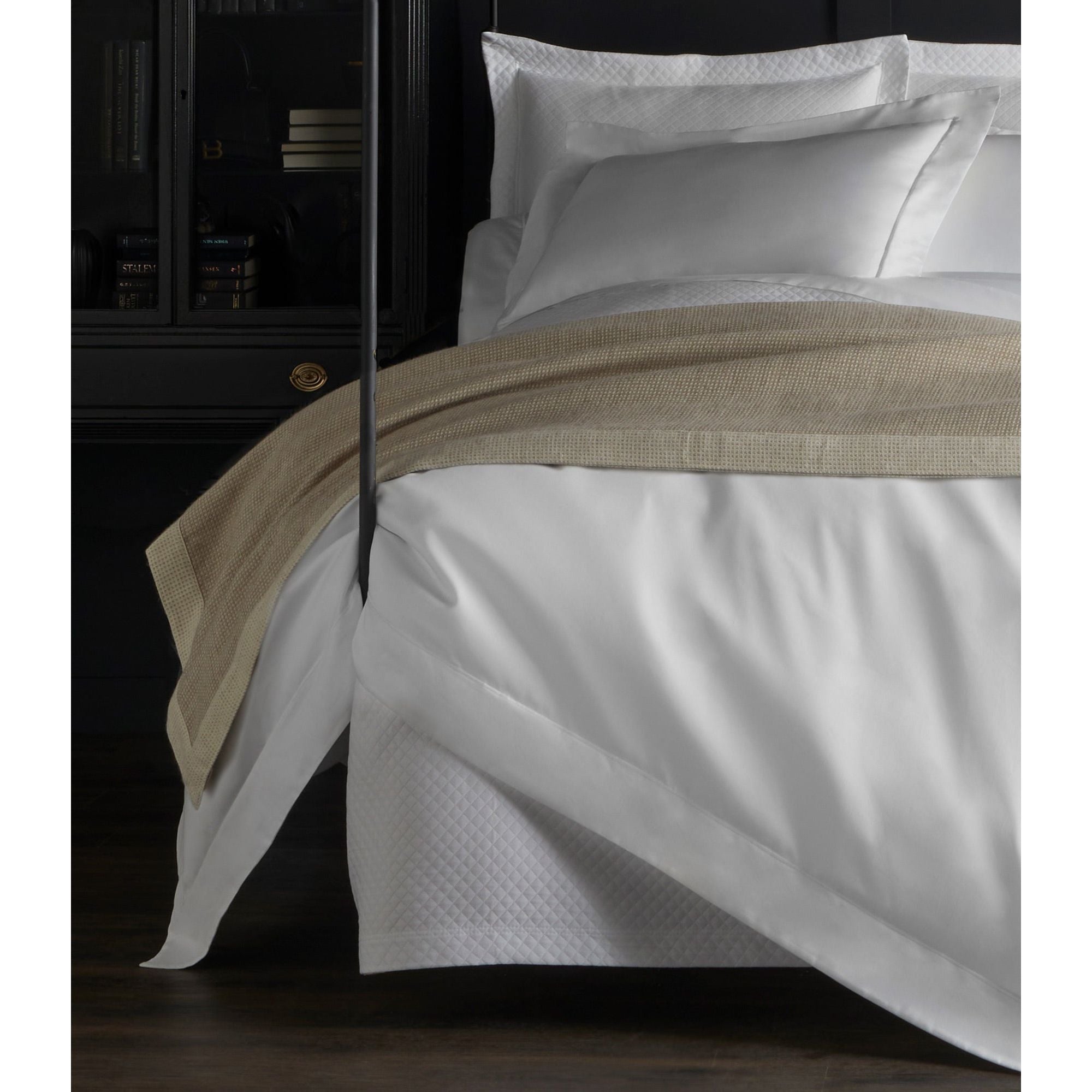 Peacock Alley AGL -Q FLI  Angelo White