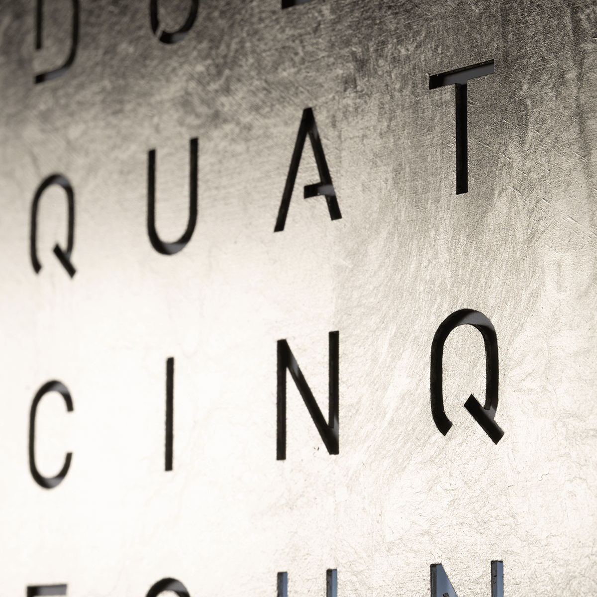 QLOCKTWO QT4BLPL QLOCKTWO EARTH 45 Creator's Edition Platinum