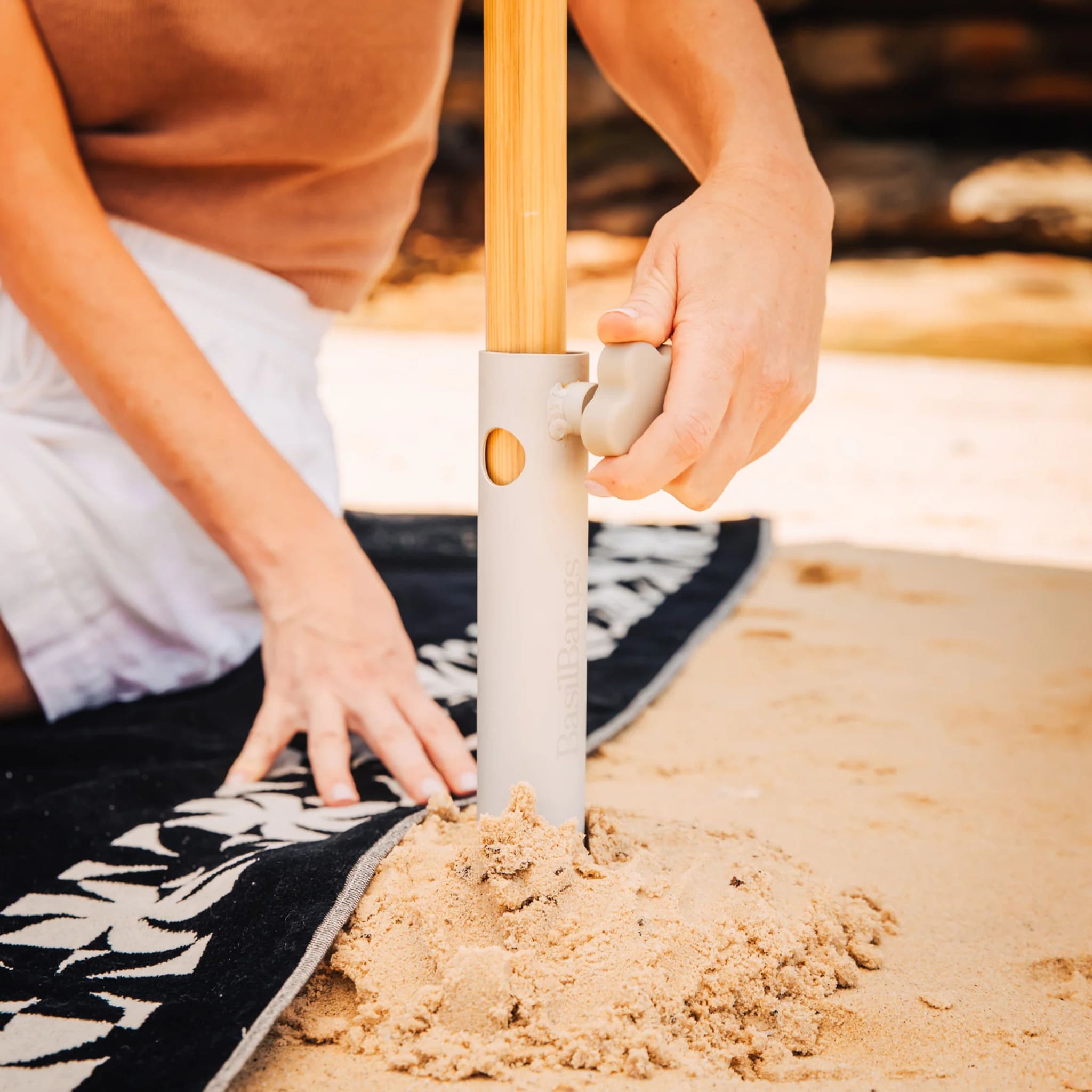 Designed for soft surfaces, this aluminium anchor keeps your umbrella firmly in place.